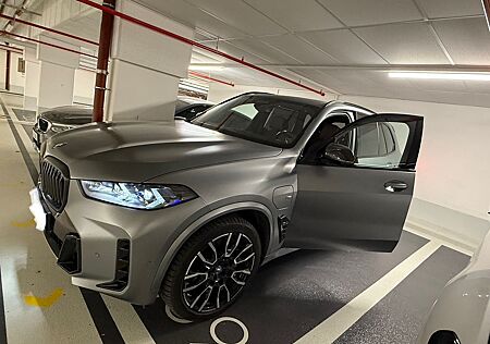 BMW X5 xDrive50e B&W Soft AHK Pano UPE 129,459 Euro