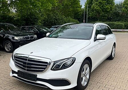 Mercedes-Benz E 220 T Kamera Distr. Pano. Burmester. Digital
