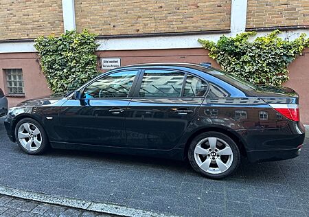 BMW 523i -