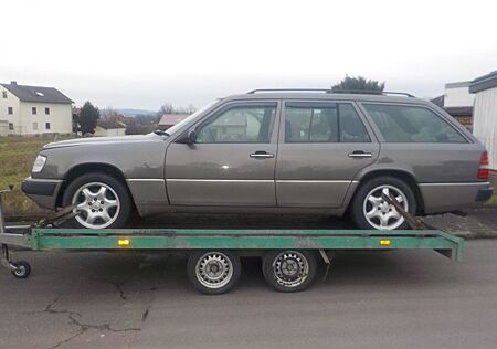 Mercedes-Benz 220 220TE 124 AHK ESSD EFH 5-Gang