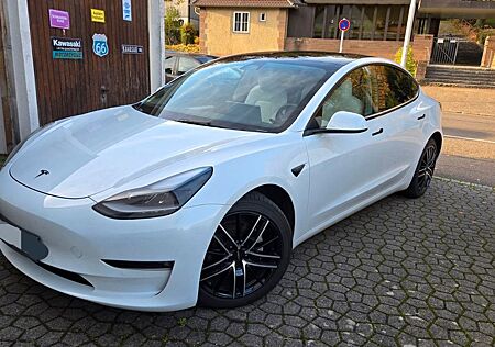 Tesla Model 3 Allrad Dualmotor 82kw mit AHK