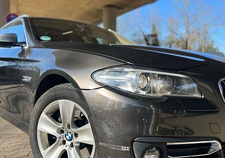 BMW 530d Touring Luxury Line xDrive Automatik Leder