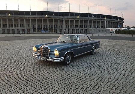 Mercedes-Benz 220