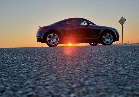 Audi TT Coupe 1.8T quattro 165 kW -