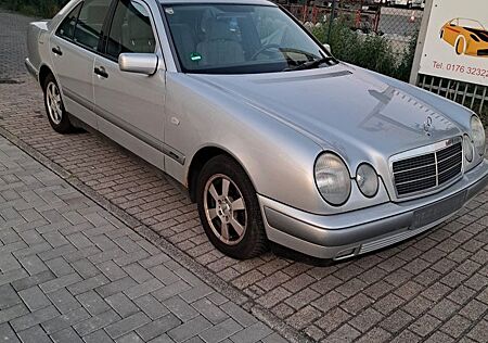 Mercedes-Benz E 230 CLASSIC Automatik