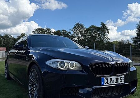 BMW M5 Imperial Blau