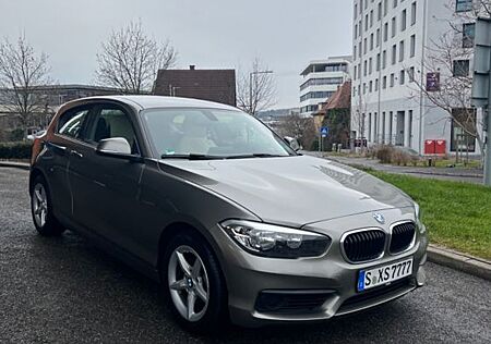 BMW 118i aus 2016 in Champagner-Grau