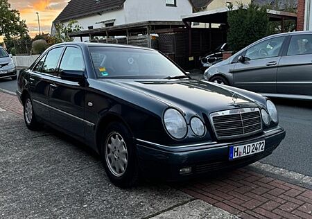 Mercedes-Benz E 200 ELEGANCE *wenig KM* *Rentnerfahrzeug*