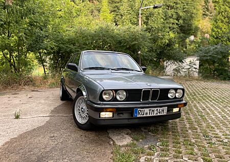 BMW 318i E30 Bj 1986 Cosmoblau Metallic