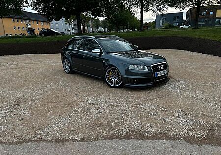 Audi RS4 4.2 quattro Avant -