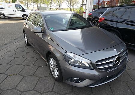Mercedes-Benz A 180 BlueEfficiency Teilleder Navi PARK ASSIST