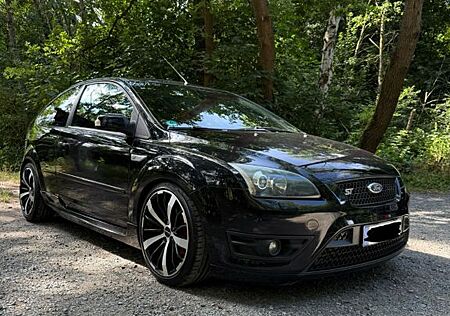 Ford Focus ST 2.5 Turbo 5-Zylinder TÜV 2027