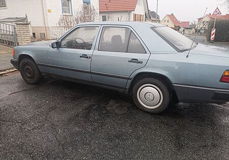 Mercedes-Benz E 230