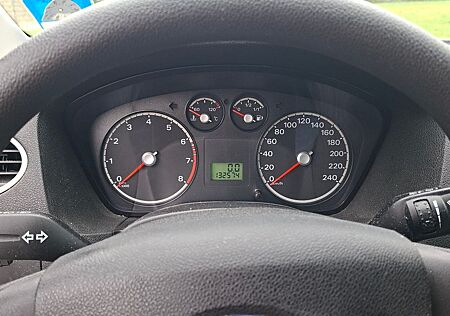 Ford Focus 1.4 | Garagenfahrzeug | Guter Zustand