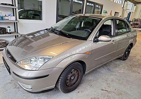 Ford Focus 1.6 Ghia wenig Kilometer
