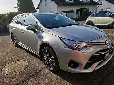 Toyota Avensis 1,8-l-Valvem. Executive Touring Spor...