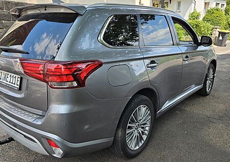 Mitsubishi Outlander 2.4 MIVEC PLUG-IN HYBRID 4WD Basis...