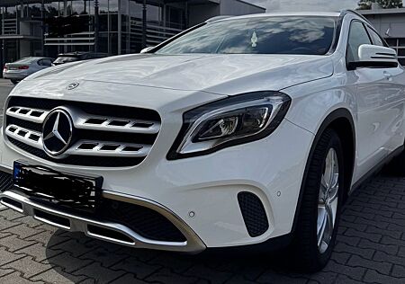 Mercedes-Benz GLA 180 DCT -