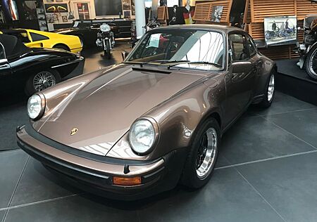 Porsche 911 Urmodell 911 Turbo. 1. steht auf Messe in Stuttgart.