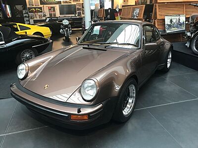 Porsche 911   Turbo.  1.  steht auf Messe in Stuttgart.