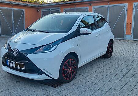 Toyota Aygo (X) Aygo (X) 1,0-l-VVT-i x-play AUTOMATIK