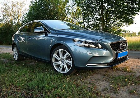 Volvo V40 D4 Geartronic Summum / Reihenfünfzylinder