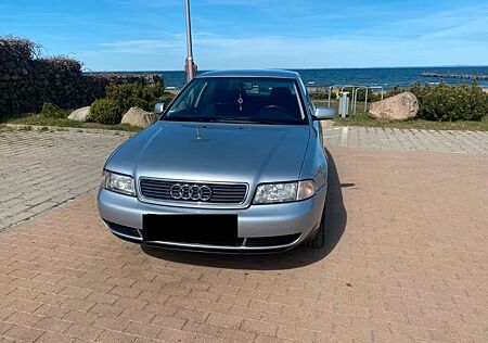 Audi A4 2.4 - V6 | Seltener Garagenwagen |