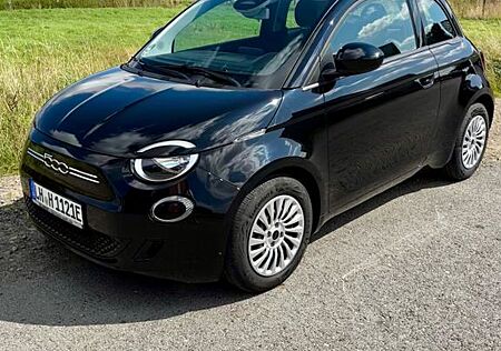 Fiat 500E in Schwarz, 23,8 kWh Batterie