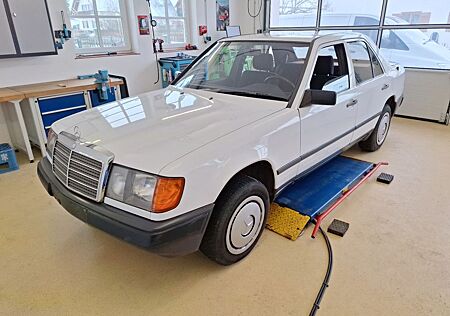 Mercedes-Benz 200 E
