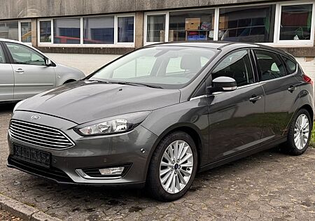 Ford Focus Lim. Titanium / 1. Hand / TÜV neu