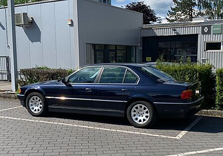 BMW 728i