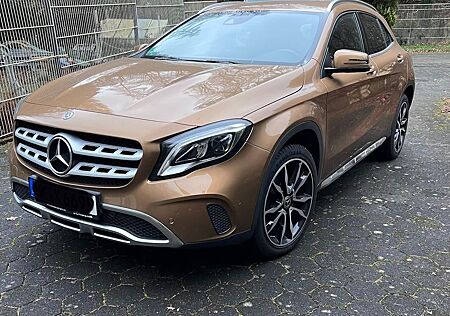 Mercedes-Benz GLA 200 URBAN-Canyonbeige- Schwelle Chrom-AHK