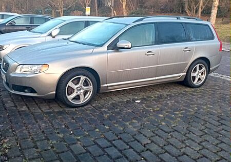 Volvo V70 5-Zyl D5 Momentum Aut. AHK TÜV 2027