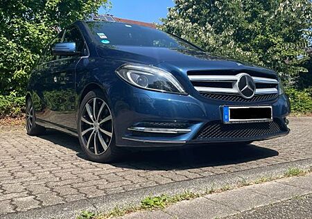 Mercedes-Benz B 180 BlueEFFICIENCY / Sportpaket / Scheckheft