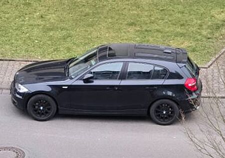 BMW 120i Gepflegtes 1er , Schiebedach, Vollleder
