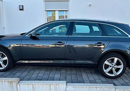 Audi A4 35 TFSI S tronic Avant - Manhattengrau