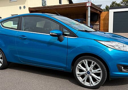 Ford Fiesta 1,0 mit neuem Zahnriemen in schönem blau