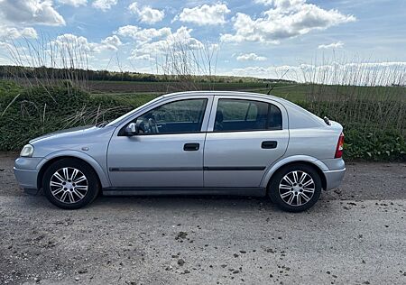 Opel Astra 1.2 -