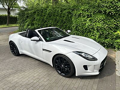 Jaguar F-Type 3.0 L V6 S Cabrio schwarz (weiß foliert)