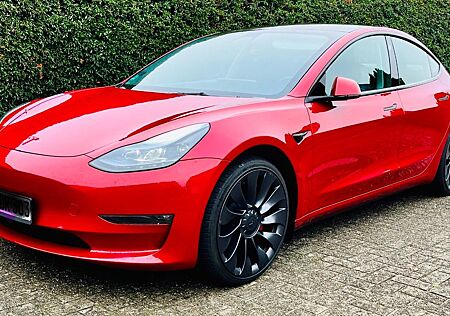 Tesla Model 3 Allradantrieb mit Dualmotor Performa...