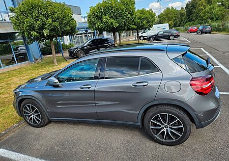 Mercedes-Benz GLA 180 DCT -
