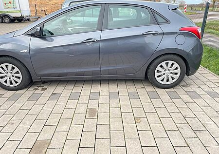 Hyundai i30 blue 1.6 CRDi 81kW Classic Classic