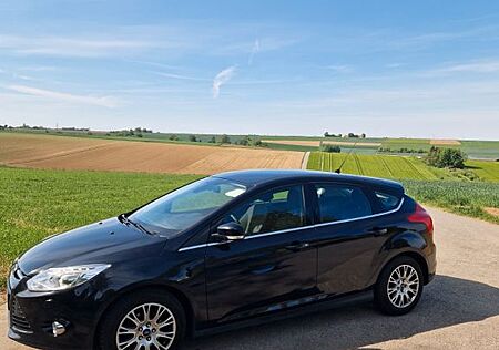 Ford Focus Titanium / Motor nur 72.000km / 8 Fach