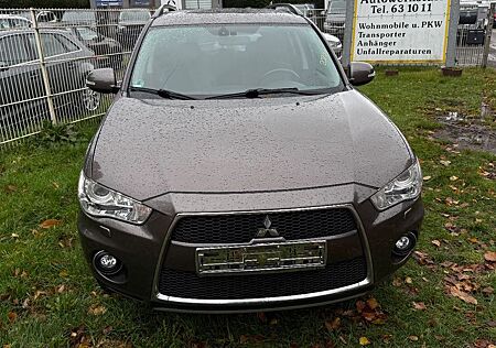 Mitsubishi Outlander Intense 4WD Auto. 7 Sitz. Leder Allrad