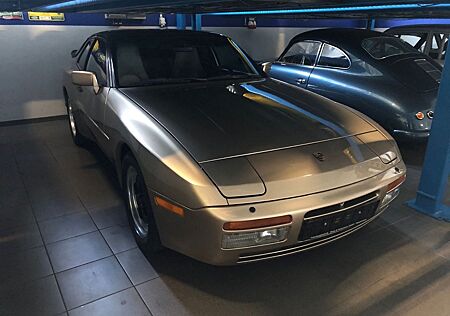 Porsche 944