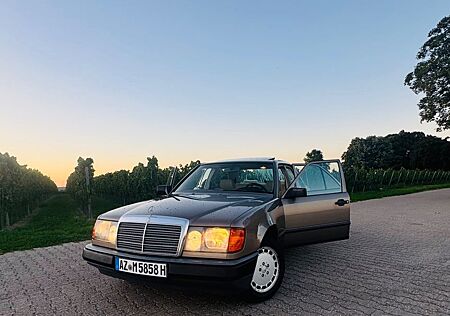 Mercedes-Benz 230 230e w124 Oldtimer mit H-Zulassung