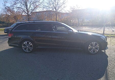 Mercedes-Benz E 220 BlueTEC BE T Edition AVANTG. Auto. Edi...