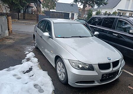 BMW 318i - E90