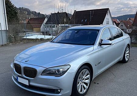 BMW 750i | V8