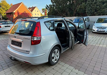 Hyundai i30 gebraucht kaufen Hyundai i30 CW 1.6 CRDi 66 kW KLIMAAUTOMATIK